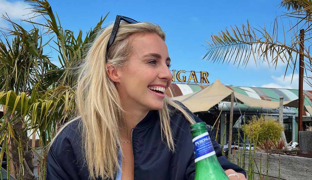 FOTO Iris Enthoven Drinkt Vrolijk Een Biertje In Een Iets Te Kleine Bikini