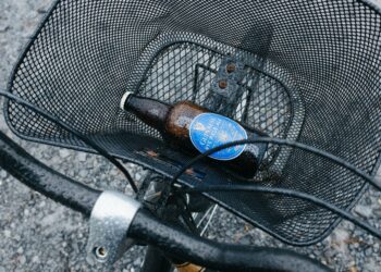 Handig: zo neem je moeiteloos een sixpack bier mee op de fiets zonder het vast te houden!