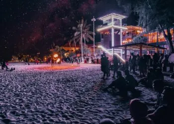 Dronken man hapt naar zand met héél merkwaardige dansmove op strandfeest