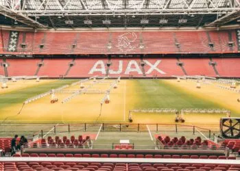PSV-fans zingen nieuwe Ajax-aanwinst op komische wijze toe in spectaculaire Johan Cruijff Schaal!