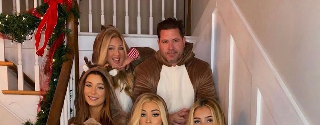 de-vader-van-de-familie-rozmajzl-ging-volledig-viral-met-deze-kerstkaart