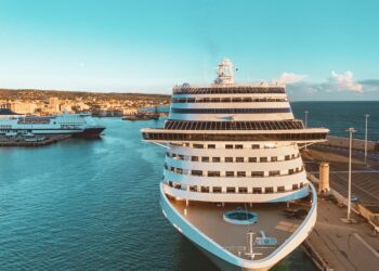 Op dit schip van €1 miljard kunnen duizenden voetbalfans overnachten!