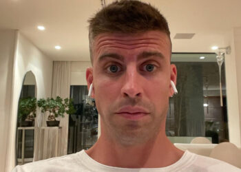 Pique verschijnt in een Renault Twingo na disstrack Shakira