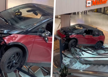 VIDEO: Vrouw parkeert haar auto midden in een winkelcentrum