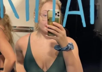 VIDEO: Groningse fitnessdame vergeet spiegel in paskamer van de Primark