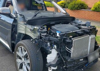 FOTO’S: Vrouw met halve auto snapt niet dat ze wordt beboet