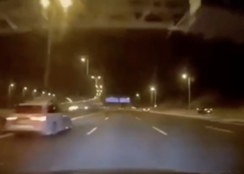 VIDEO: Wegmisbruiker rijdt met 270 km/u op de snelweg en krijgt onverwachts bezoek