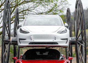 VIDEO: WhistlinDiesel zet Tesla Model 3 op z’n kop met 3 meter hoge wielen