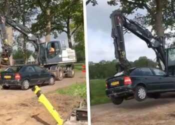 VIDEO: Automobilist verliest voorrang op eenrichtingsweg en belandt op de haak van kraan