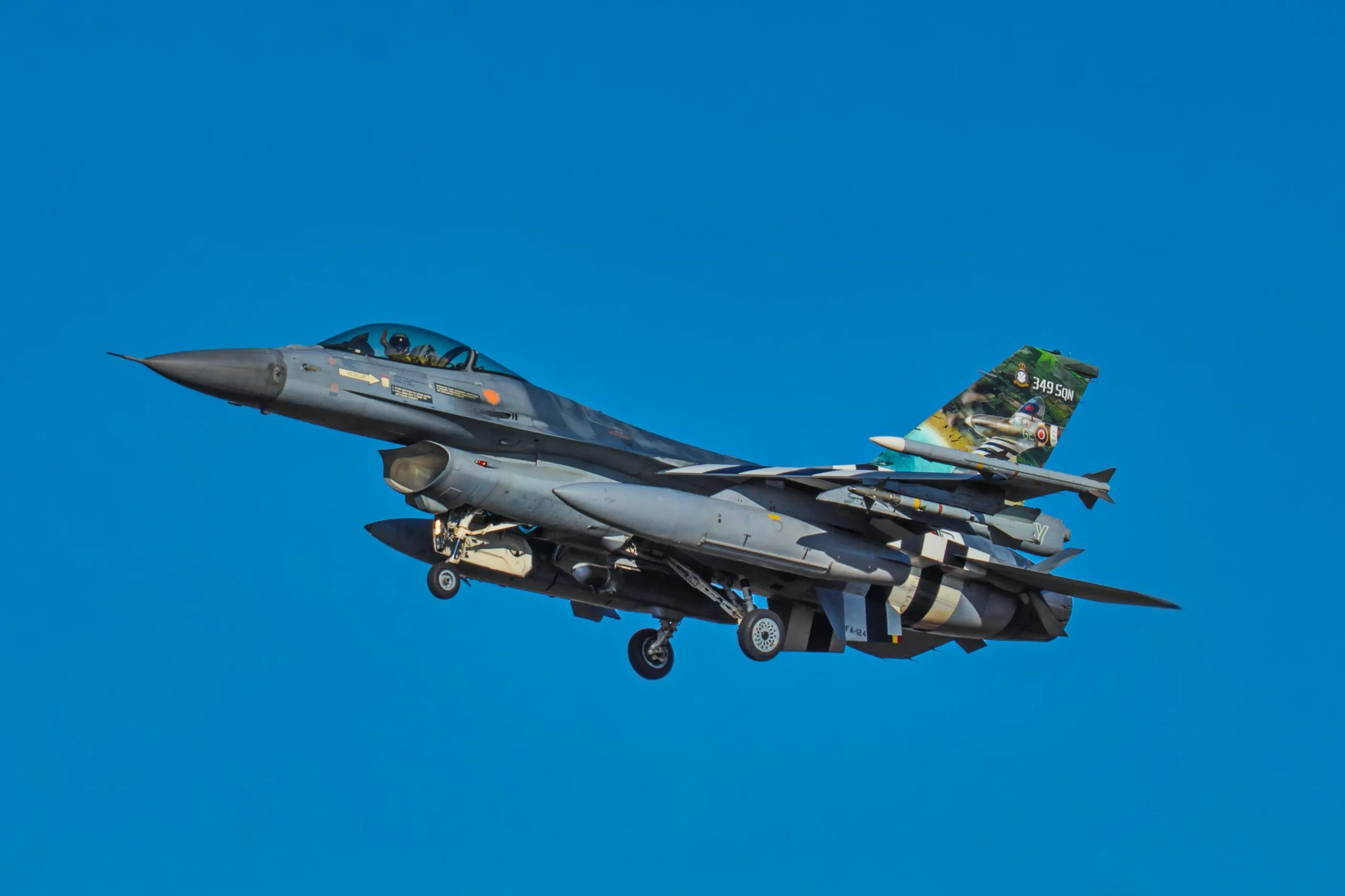 F16