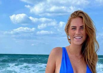 VIDEO: Roodharige Julietta Koekebakker verovert TikTok met video in blauwe bikini