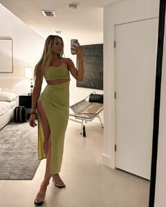 FOTO: Jutta Leerdam (24) maakt gewaagde keuze met te kleine bikini op