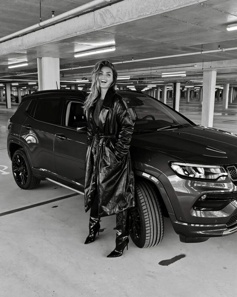 Foto Op Instagram Pronkt Kim Feenstra 37 Met Haar Nieuwe Auto En Haar Achterwerk Vol Trots 6056