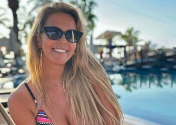 FOTO: Deze foto van Monique Smit (34) in panterprint-bikini doet alle monden openvallen
