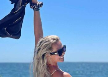 FOTO: Monique Smit gooit shirt uit onder de hete Spaanse zon