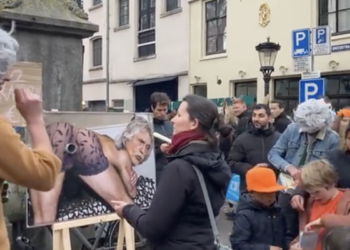 VIDEO: Kaarsenwerpen met Johan Derksen: het meest unieke Koningsspel ooit!