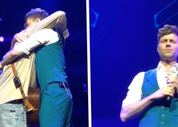 VIDEO: Simon houdt emotionele speech bij afscheidsoptreden Nick en Simon, terwijl Nick onbewogen blijft