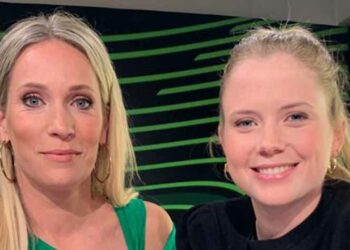 FOTO: Helene Hendriks (42) schittert in een fijne jurk tijdens Conferenge League avond