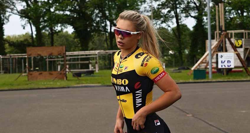 FOTO'S: Jutta Leerdam onthult 2 pikante kiekjes in haar Jumbo-Visma outfit