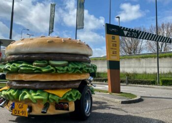 FOTO’S: De eigenaar van de McDonalds in Alkmaar rijdt deze Big Mac trike