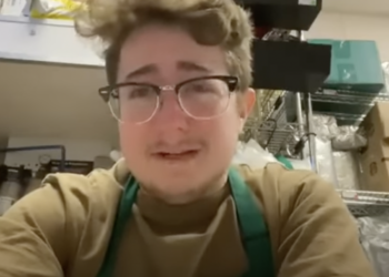 VIDEO: Hartverscheurend: Starbucks-medewerker bezwijkt onder werkdruk van acht uur per dag