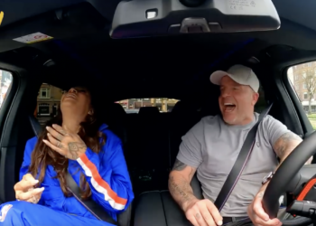 VIDEO: Glennis Grace stapt in de auto bij Andy van der Meijde en zijn gewaagde ‘Jumbo’ grap laat haar sprakeloos achter!