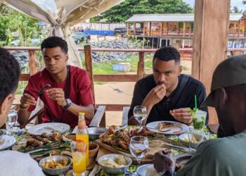 VIDEO: Cody Gakpo skipt luxe resorts en helpt kinderen in Togo