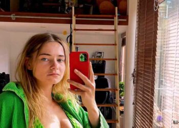 FOTO: Emma Wortelboer deelt pikante foto waarop te zien is dat ze het koud heeft