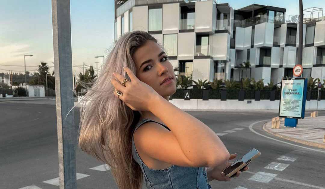 FOTO S Jade Anna 19 Deelt Gewaagde Foto S Vanaf Haar Vakantiebestemming In Griekenland