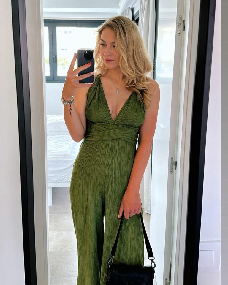 foto-s-joy-beune-24-omarmt-haar-lichaam-met-een-uitdagende-look-in