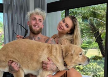 FOTO: Jutta Leerdam (24) wordt in haar bikini op de foto gezet door haar schoonmoeder