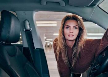 FOTO’S: Kim Feenstra (37) breekt het internet met haar pikante lingeriecollectie