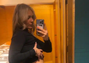 FOTO: Ondeugend moment vastgelegd: Marijn Kuipers pronkt met opgetrokken ondergoed