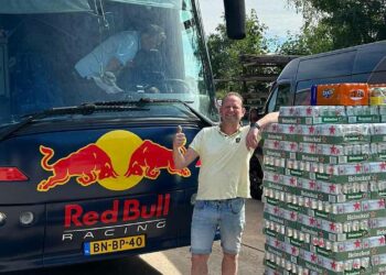 VIDEO: Vriendengroep uit Lunteren op weg naar Oostenrijk in een zelfgebouwde Max Verstappen-fanbus