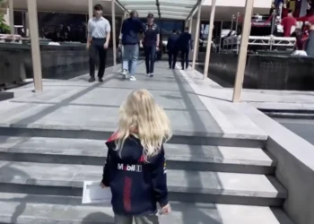 VIDEO: Zo reageert Max Verstappen op piepjonge fan die al uren stond te wachten