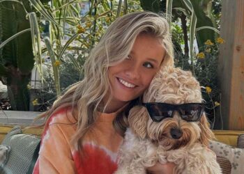 FOTO: Mikky Kiemeney trekt wel een erg zomers jurkje aan!