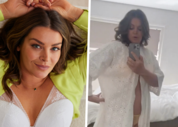 VIDEO: Miljuschka Witzenhausen (37) showt nieuwe lingerie door openen badjas voor de spiegel