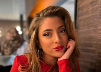 FOTO: Amy Vol van OG3NE deelt een gewaagd vakantiekiekje in haar bikini