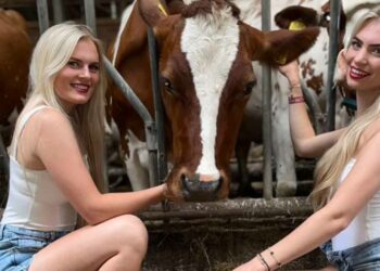 VIDEO: De Boerinnenkalender brengt de zusjes Jasmijn en Brechtje in lingerie in beeld