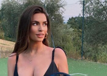 FOTO: Carmen Lauren Visser (25), het vriendinnetje van Antoon, serveert een gewaagde foto vanaf de tennisbaan!