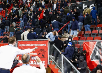 VIDEO: Hooligans vallen elkaar aan op de tribune bij een Conference League-potje in De Grolsch Veste