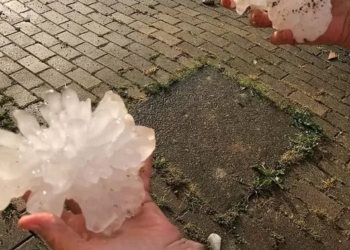 BEELDEN: Ravage in Italië: Hagelstenen zo groot als tennisballen veroorzaken meer dan 100 gewonden