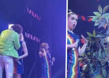 VIDEO: K3-optreden neemt onverwachte wending: Gastartiest zoent Julia Boschman