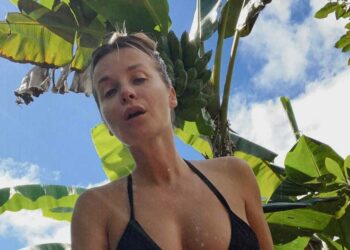 VIDEO: Victoria Koblenko weet de camera op het nippertje te ontwijken tijdens een pikant voorval in de lift.