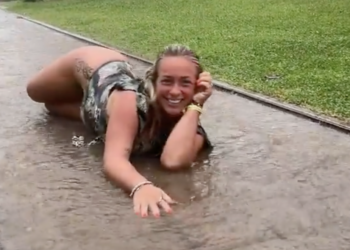 VIDEO: Closet van Val deelt beelden in het pashokje op zoek naar nieuwe badmode