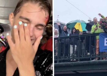 MOOIE BEELDEN: Vader staat vooraan om zoon te steunen tijdens de Amsterdam Pride