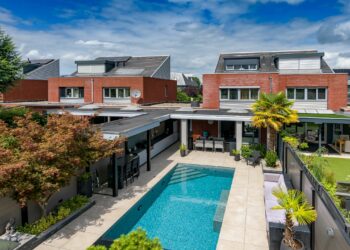 FOTO’S: Een koel paradijs tijdens hete dagen: Dé droomwoning in Apeldoorn (€670.500,-)