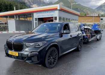 VIDEO: Deze gasten weten hoe ze vakantie moeten vieren: een BMW X5, meerdere quads en een brute boot