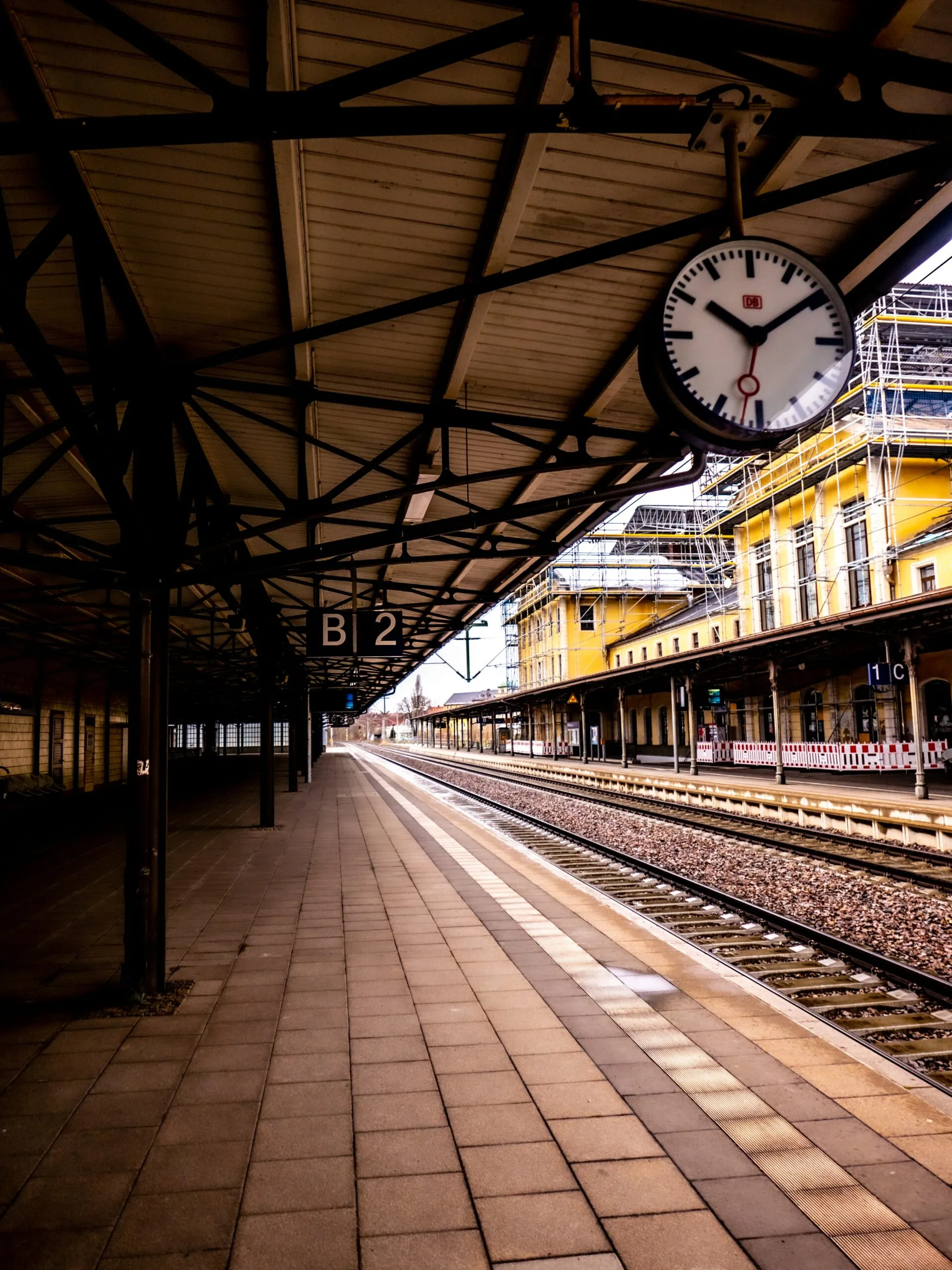 Jongeman red vrouw op Trein station