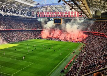 VIDEO: Ajax-Feyenoord gestaakt: supporters gooien tweemaal vuurwerk op het veld